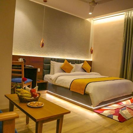 Four Leaf Hotel - Sapphire Blue, Варанаси Экстерьер фото