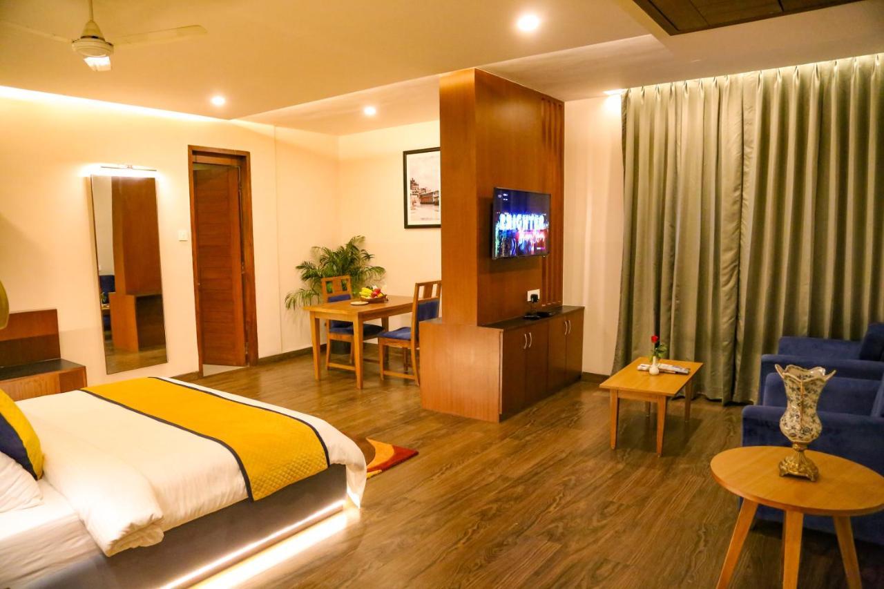 Four Leaf Hotel - Sapphire Blue, Варанаси Экстерьер фото