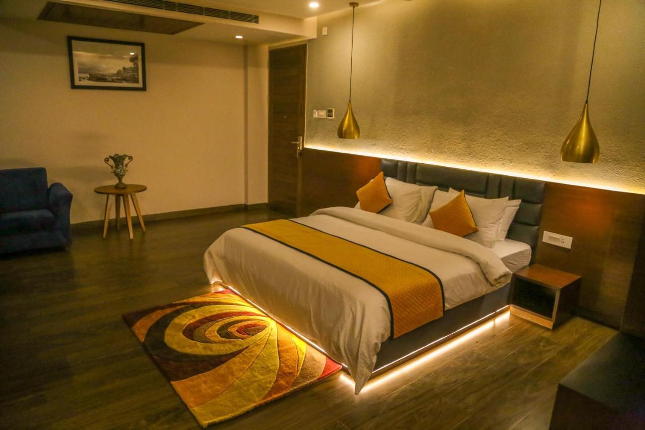 Four Leaf Hotel - Sapphire Blue, Варанаси Экстерьер фото