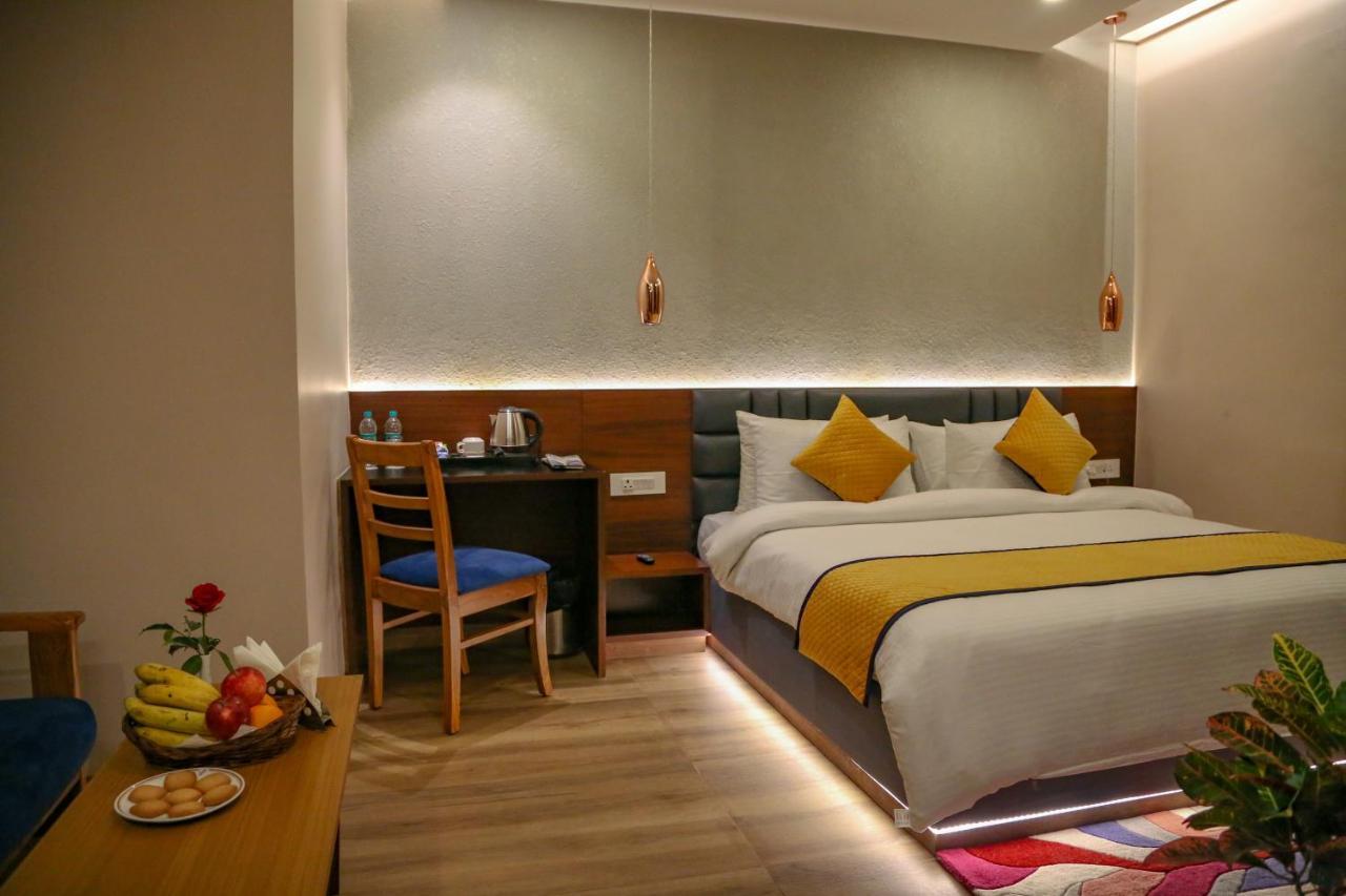 Four Leaf Hotel - Sapphire Blue, Варанаси Экстерьер фото
