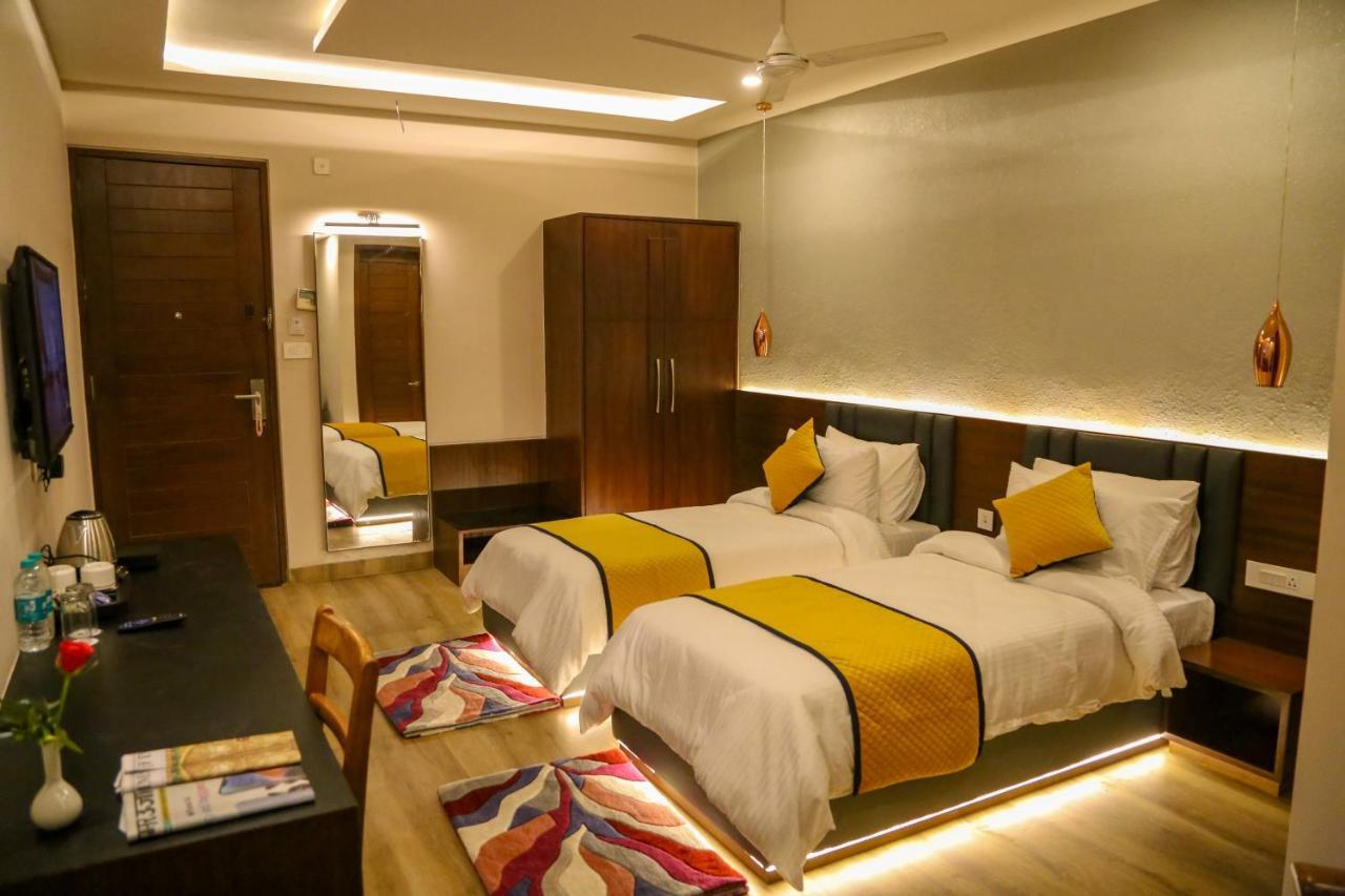 Four Leaf Hotel - Sapphire Blue, Варанаси Экстерьер фото