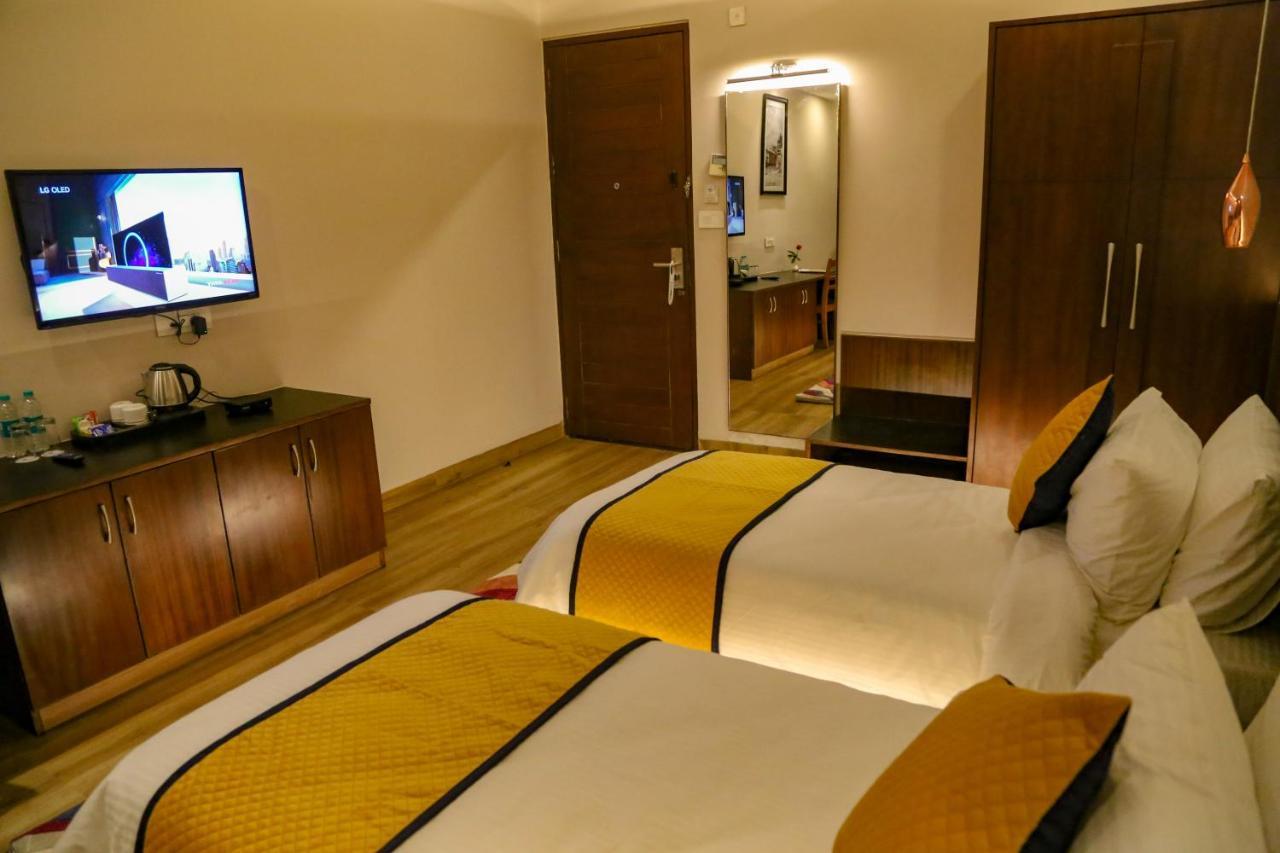 Four Leaf Hotel - Sapphire Blue, Варанаси Экстерьер фото