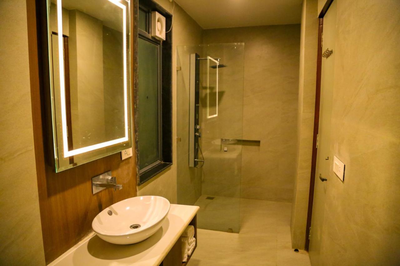 Four Leaf Hotel - Sapphire Blue, Варанаси Экстерьер фото