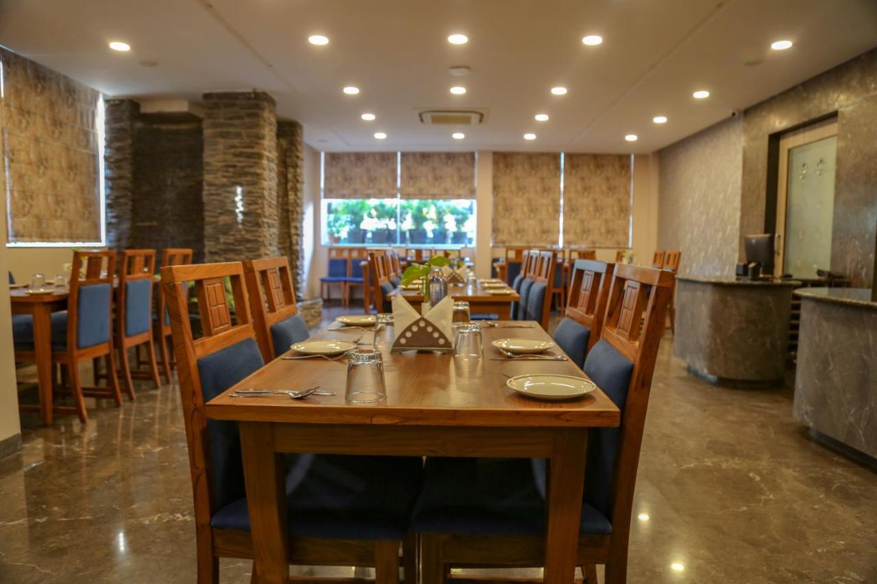 Four Leaf Hotel - Sapphire Blue, Варанаси Экстерьер фото