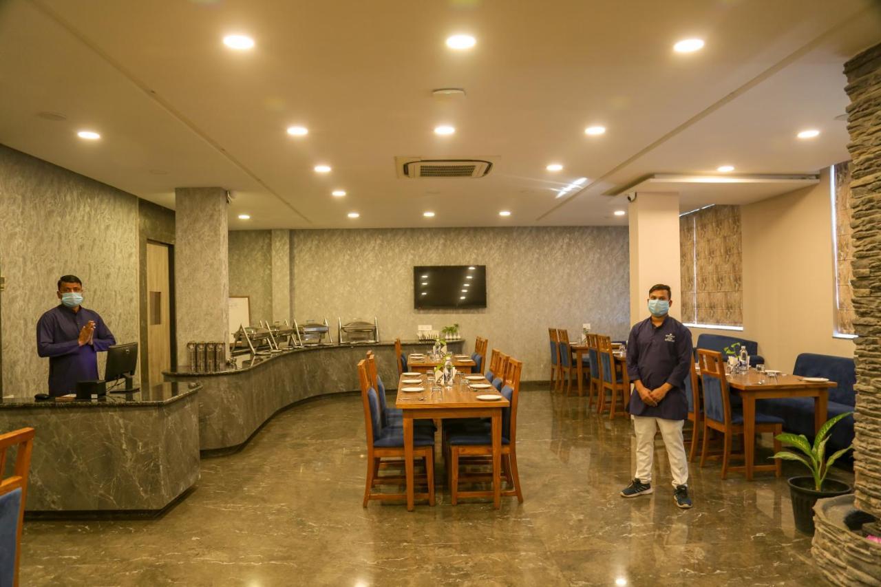 Four Leaf Hotel - Sapphire Blue, Варанаси Экстерьер фото
