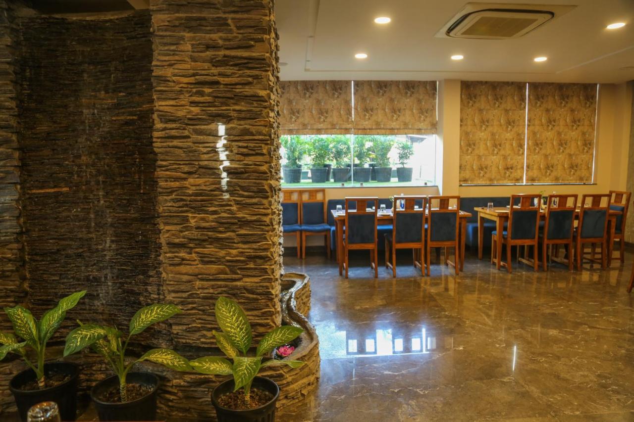 Four Leaf Hotel - Sapphire Blue, Варанаси Экстерьер фото