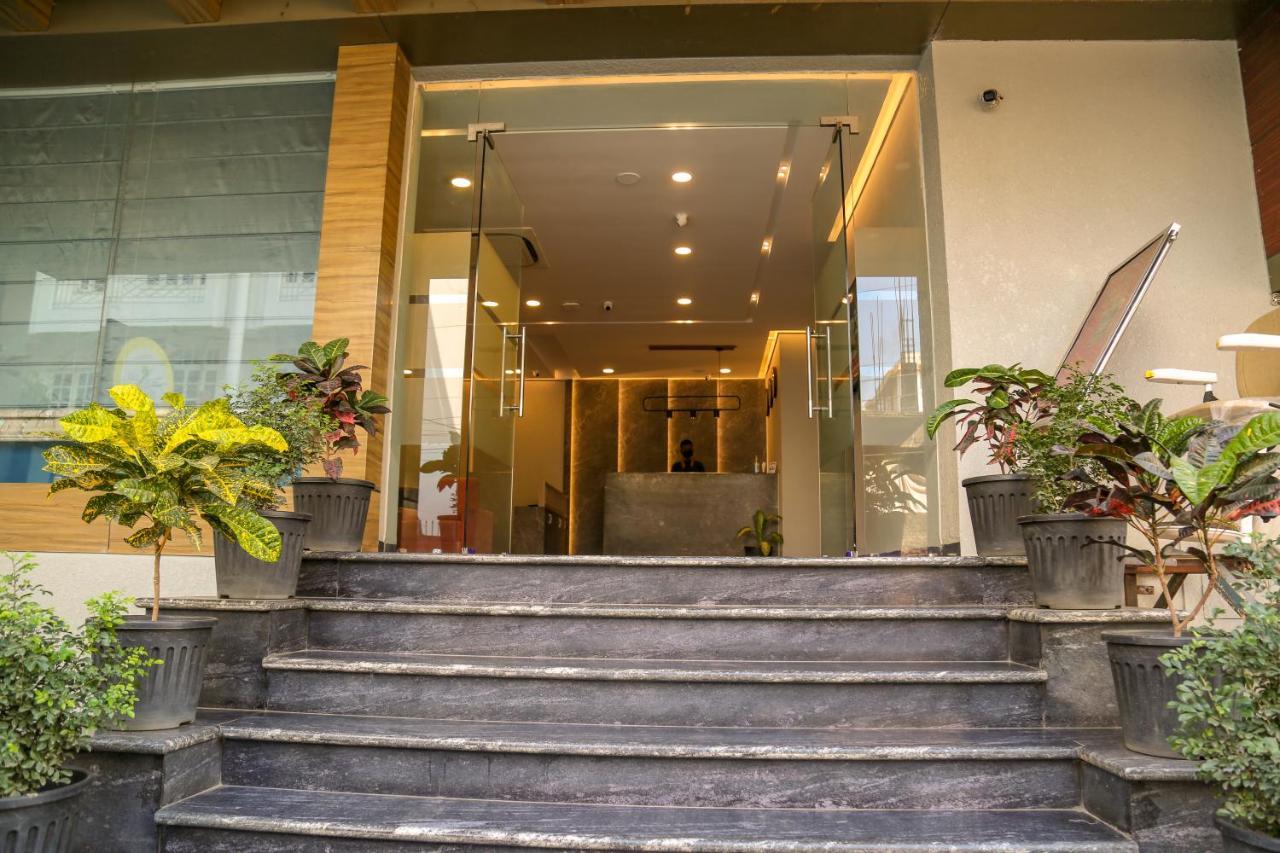 Four Leaf Hotel - Sapphire Blue, Варанаси Экстерьер фото