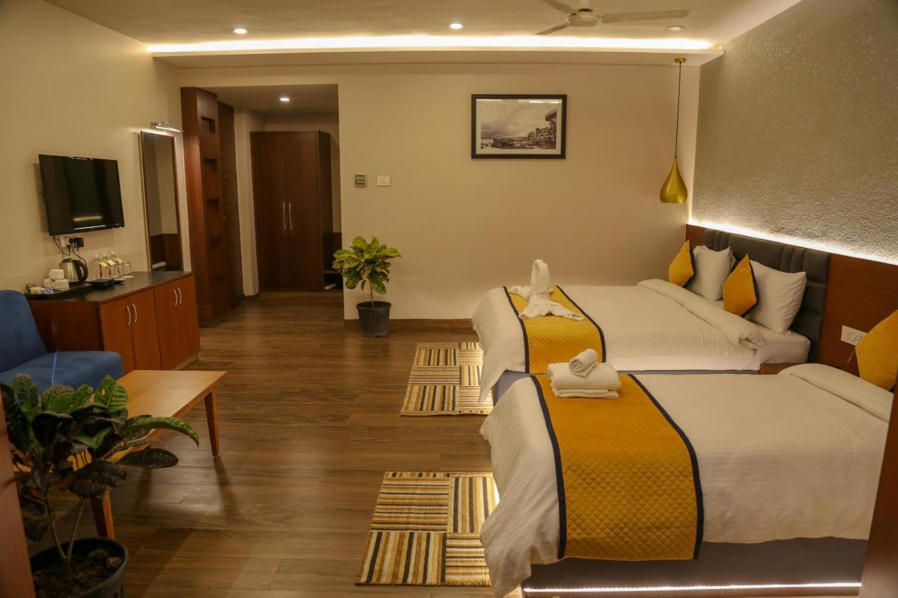 Four Leaf Hotel - Sapphire Blue, Варанаси Экстерьер фото